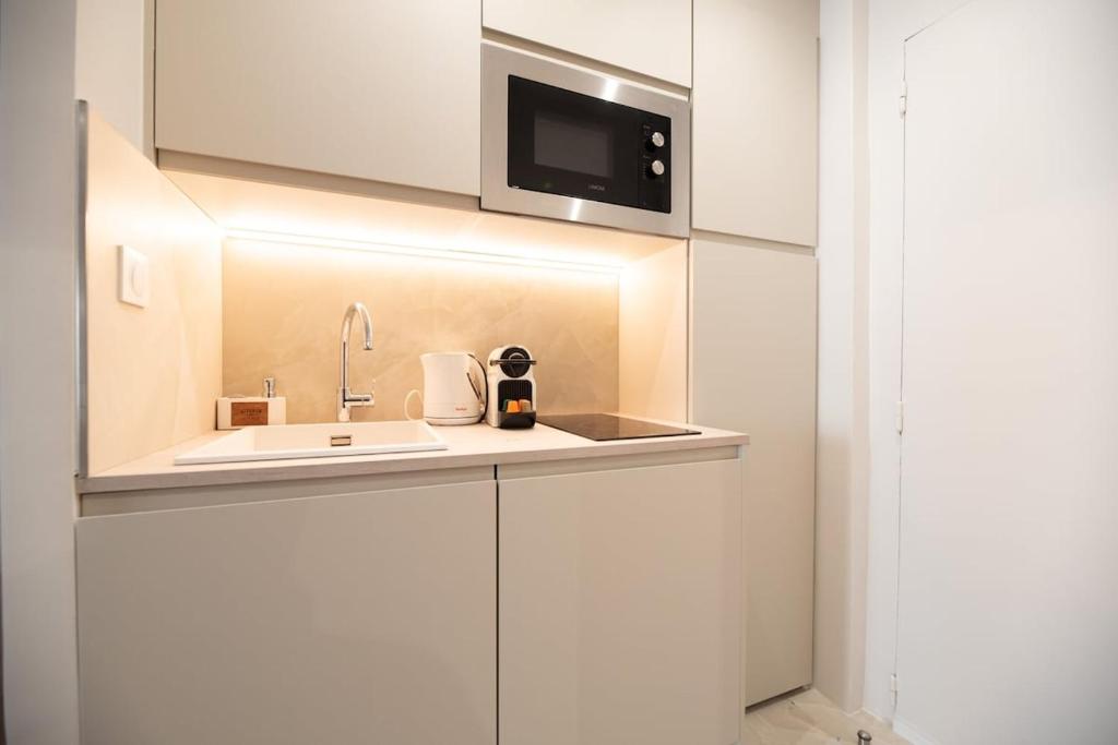 Charming Parisian Flat by Champs Elysées - 4
