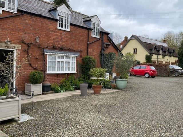 Charming cottage in central Ludlow with parking, Ludlow