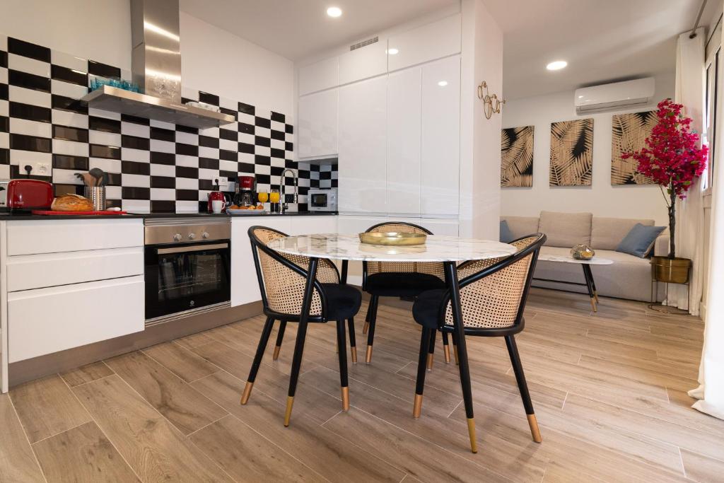 Charming Seaside Apartment in Barceloneta, Renovated with Stunning Sea Views - 4