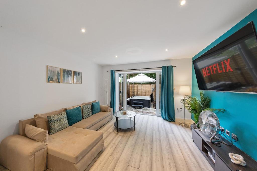 Luxury 4BR Home with Hot Tub, Sleep 8, Free Parking, Garden, Kenley