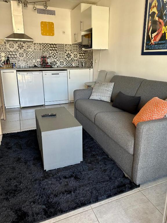 2 P vue piscines à 2 pas de la mer parking inclus, Cannes