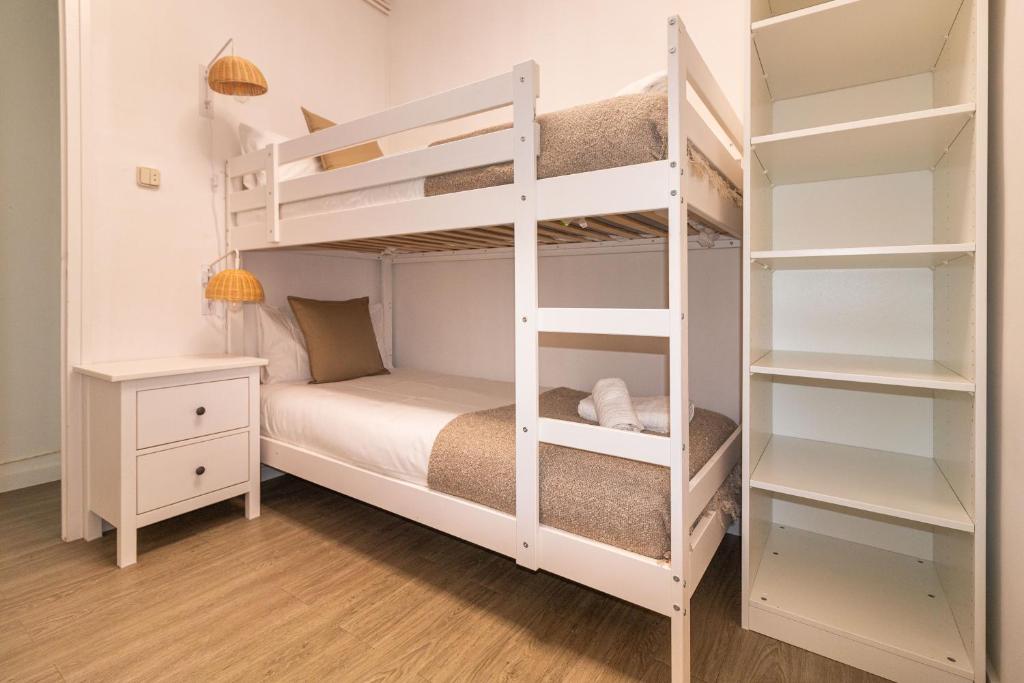 Central & Fully Equipped Apartment in Eixample Next to Metro, Sleeps 5 - 4