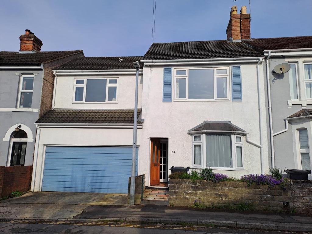 Swindon 4-Bedroom Town House With Garage and Garden, Swindon