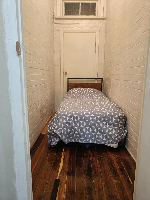 Tiny Single Room in Earlwood House - EW7, Sydney