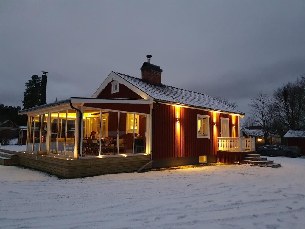 Cabin with pool, close to lake & perfect for autumn vacation, Sunnansjö