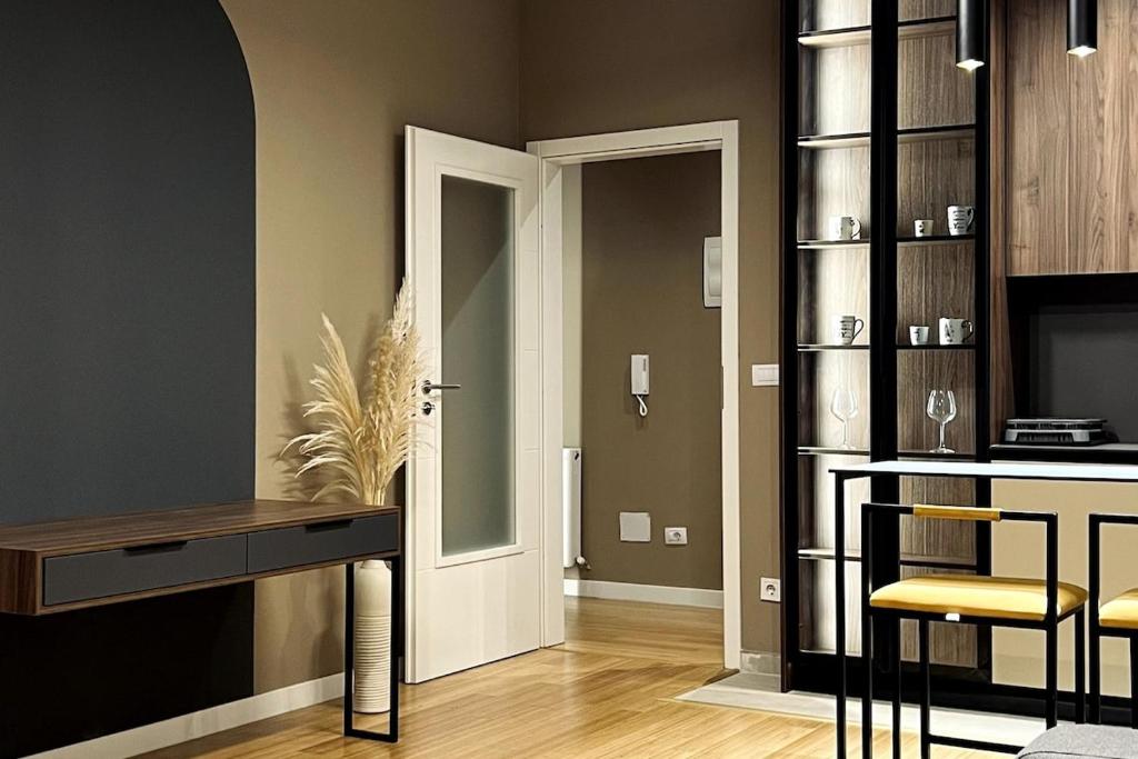 The B Street Suite, Pristina