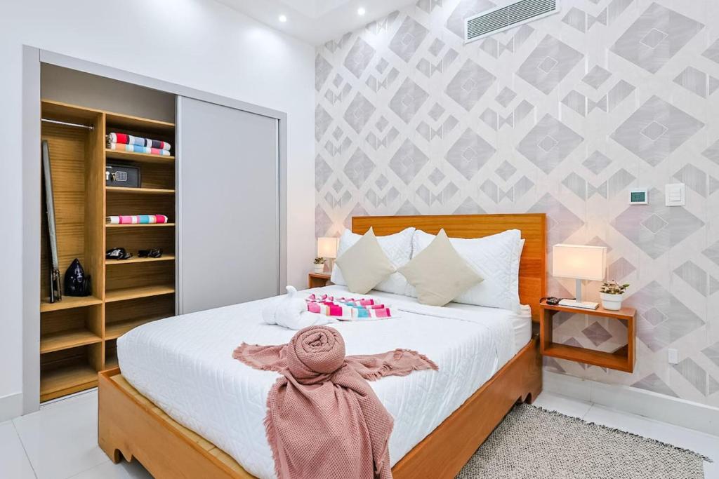 Upscale Condo, Spectacular Views, Carlos Guerra