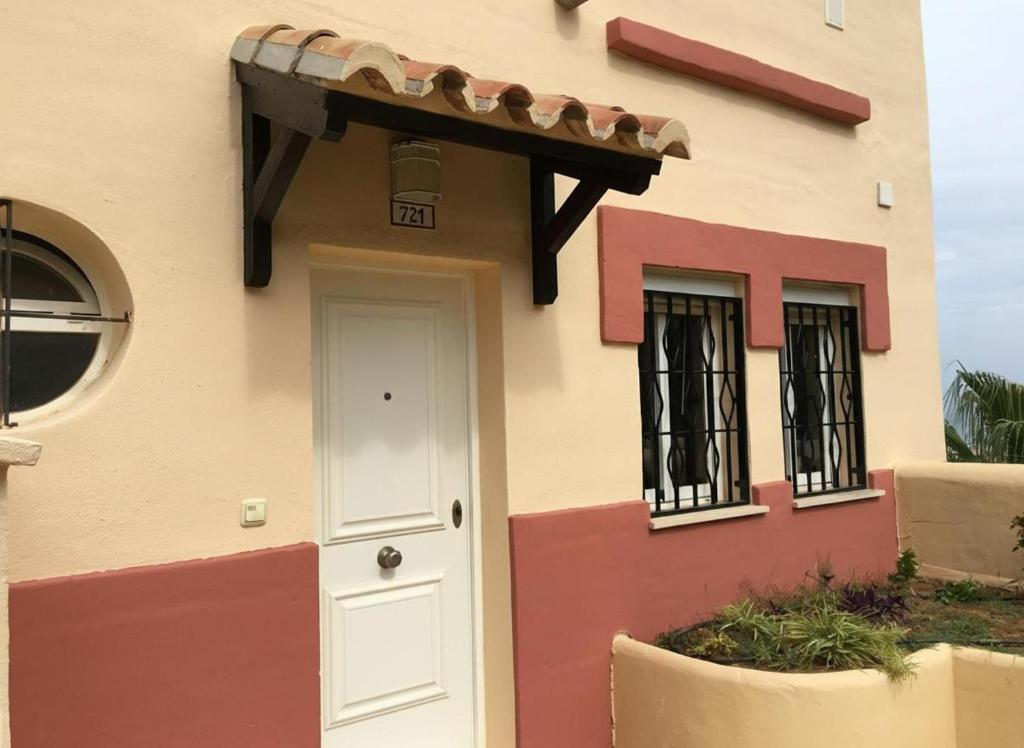 2 Bed Sleeps 4 sea views terrace communal pool - 2