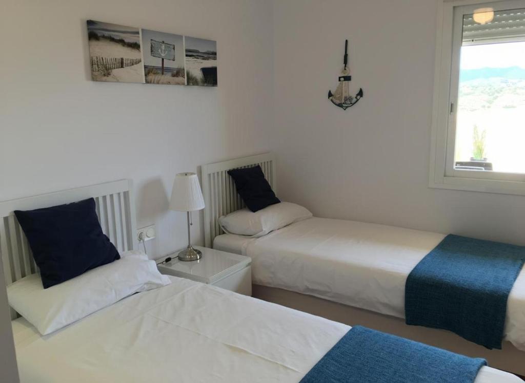 2 Bed Sleeps 4 sea views terrace communal pool - 5