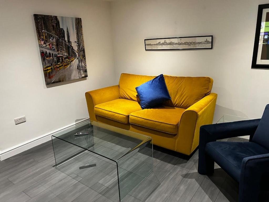 Stunning apartment with parking near Barnsley town centre sleeps 4, Barnsley