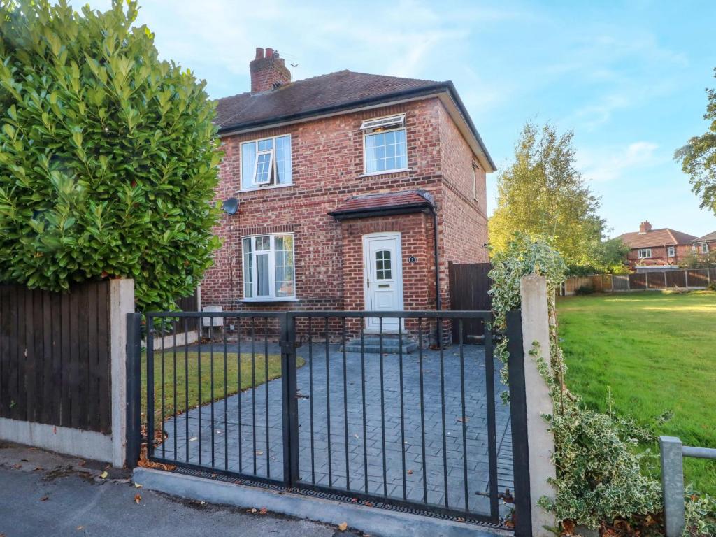 Ash House, Broadheath