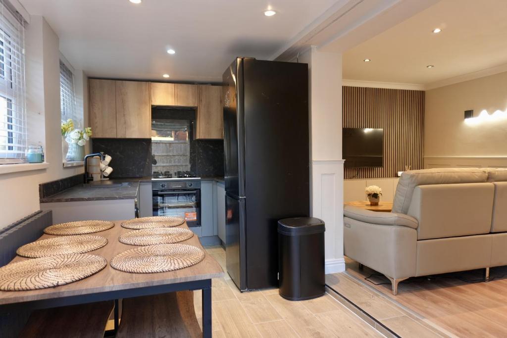 Modern, Spacious Home Near Manchester - Perfect for Families group, Hollinwood