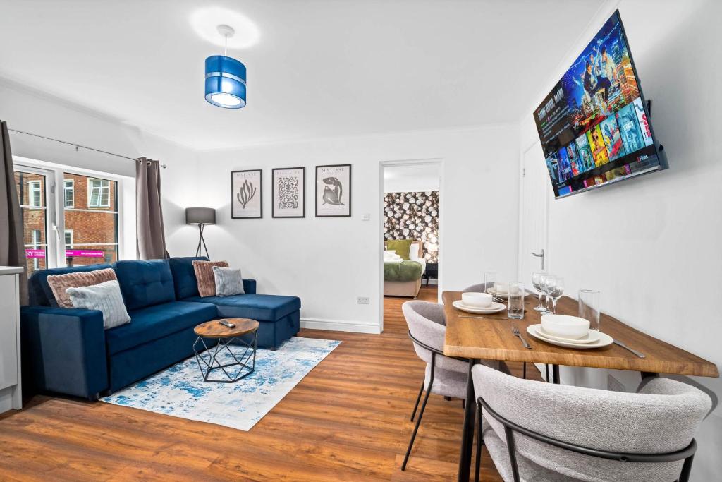 Comfortable 1 Bed Apt, Sleeps 4, Parking, Great for Contractors, Families and Leisure Stays, West Midlands, near Birmingham, Edenwood Residence, Droitwich