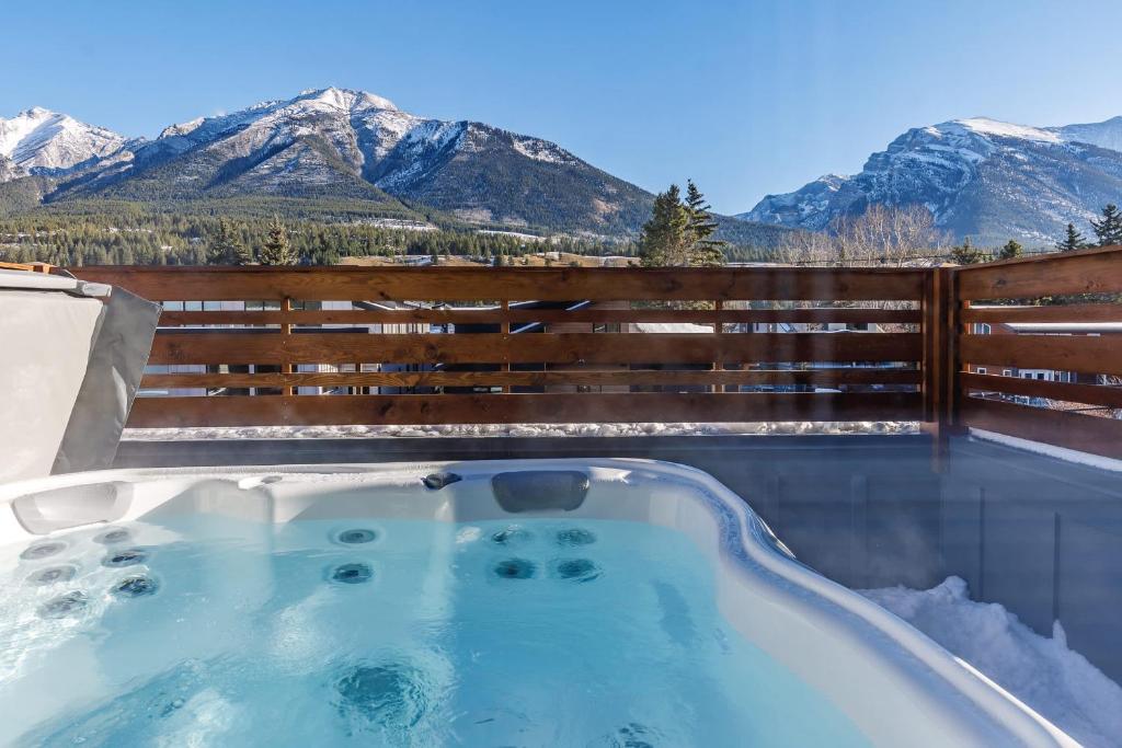 Aurora Luxe - Stunning Townhouse Private Hot Tub, Canmore