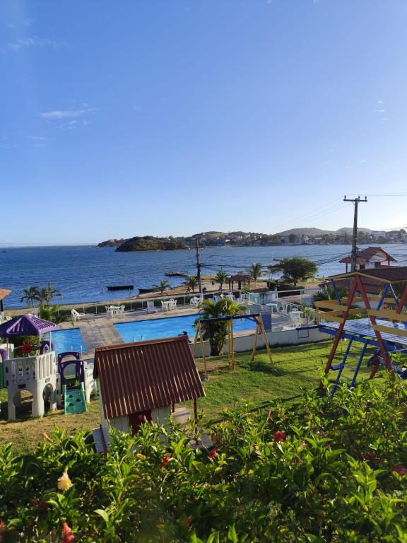 TOP 1 QUARTO com ESTACIONAMENTO em Condomínio com VISTA INCRIVEL - PORTARIA 24h, PISCINA, Sauna e Parquinho Infantil - Apartamento com Ar condicionado, Smart TV, Wi-Fi, Cozinha Completa, NETFLIX, Entre o MAR e a LAGOA, CUSTO BENEFICIO, São Pedro da Aldeia