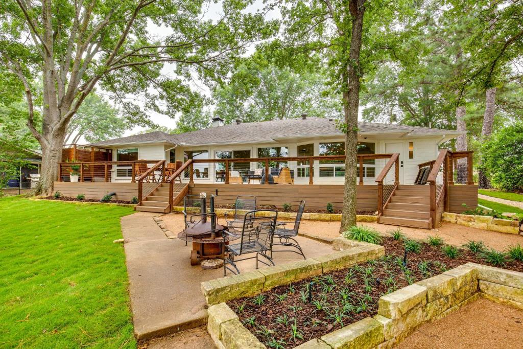 Private Dock Lakefront Enchanted Oaks Retreat, Enchanted Oaks