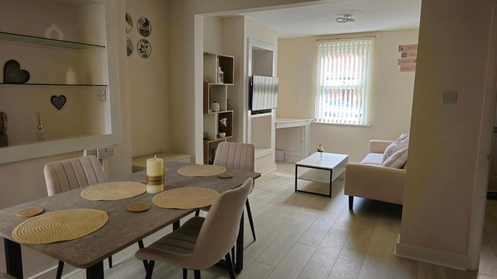 2 Bed Cottage Retreat in central location, Slough