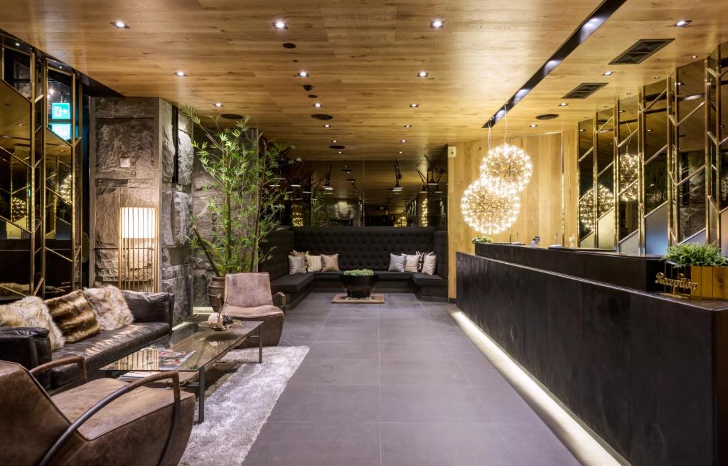 호텔 더 디자이너스 건대의 모던한 객실 또는 라운지