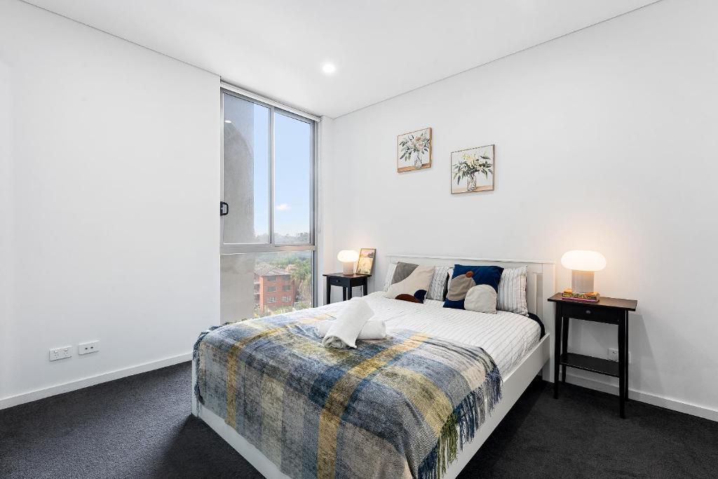 Bright & Airy 2BR - Steps to Station & Westfield, Sydney