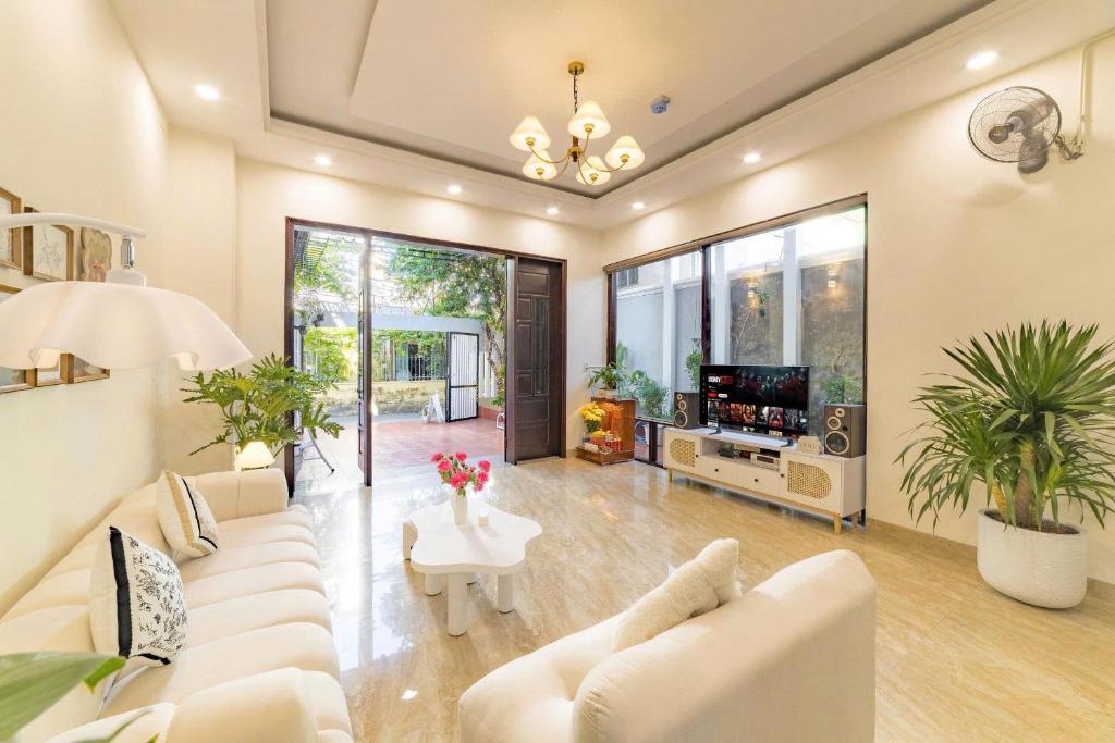 Shared lounge/TV area, Danang's House in Da Nang