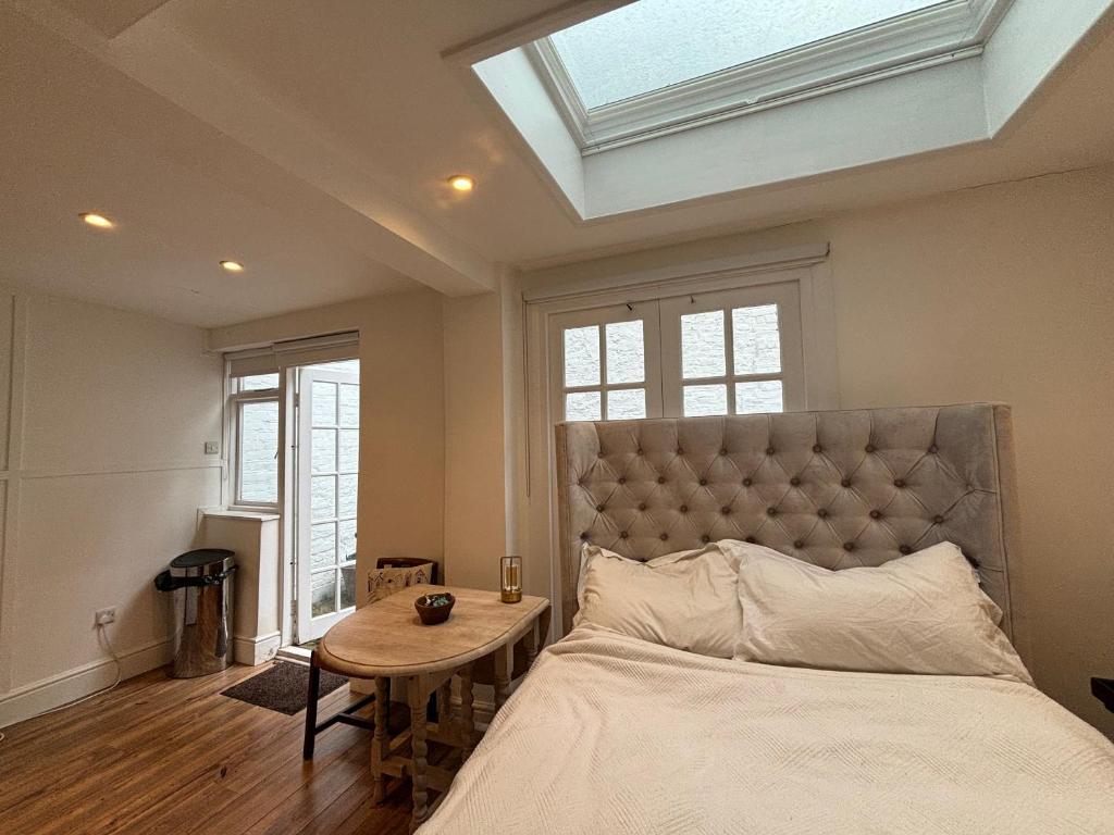 Bright Studio Flat with Private Patio Fulham, Londýn