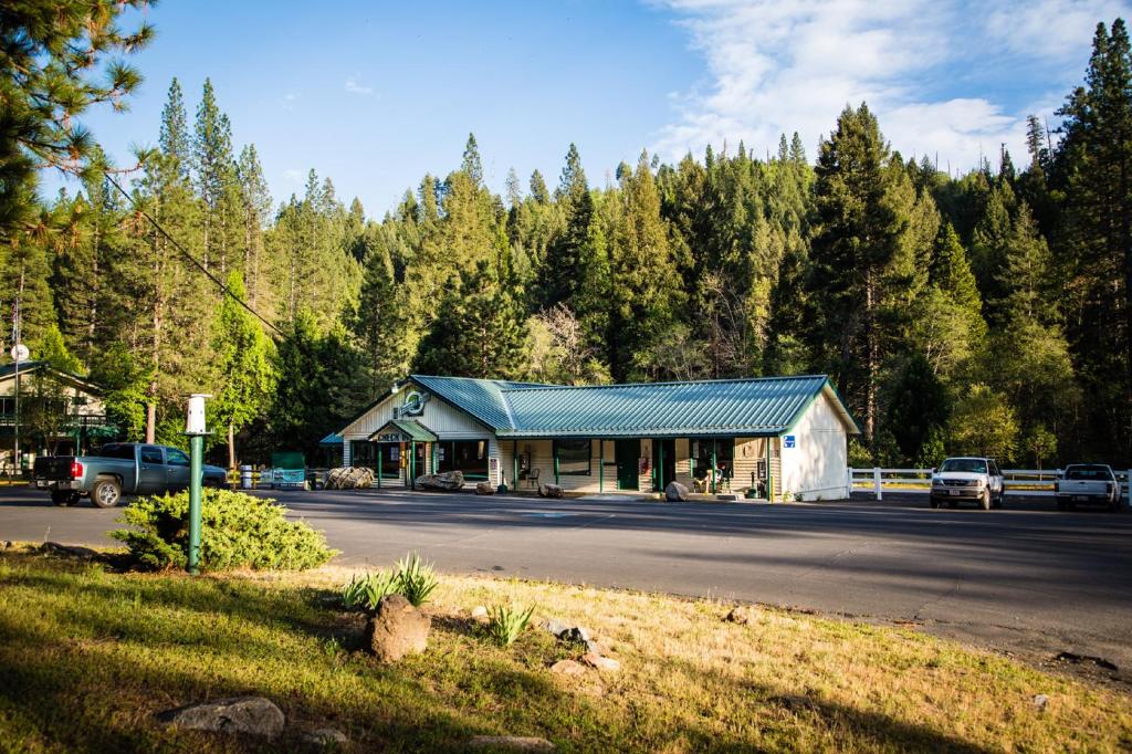 Yosemite Lakes Bunkhouse Cabin 34 photo