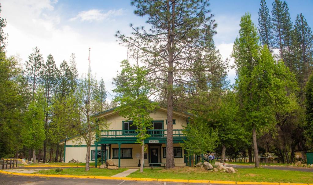 Yosemite Lakes Bunkhouse Cabin 34 photo