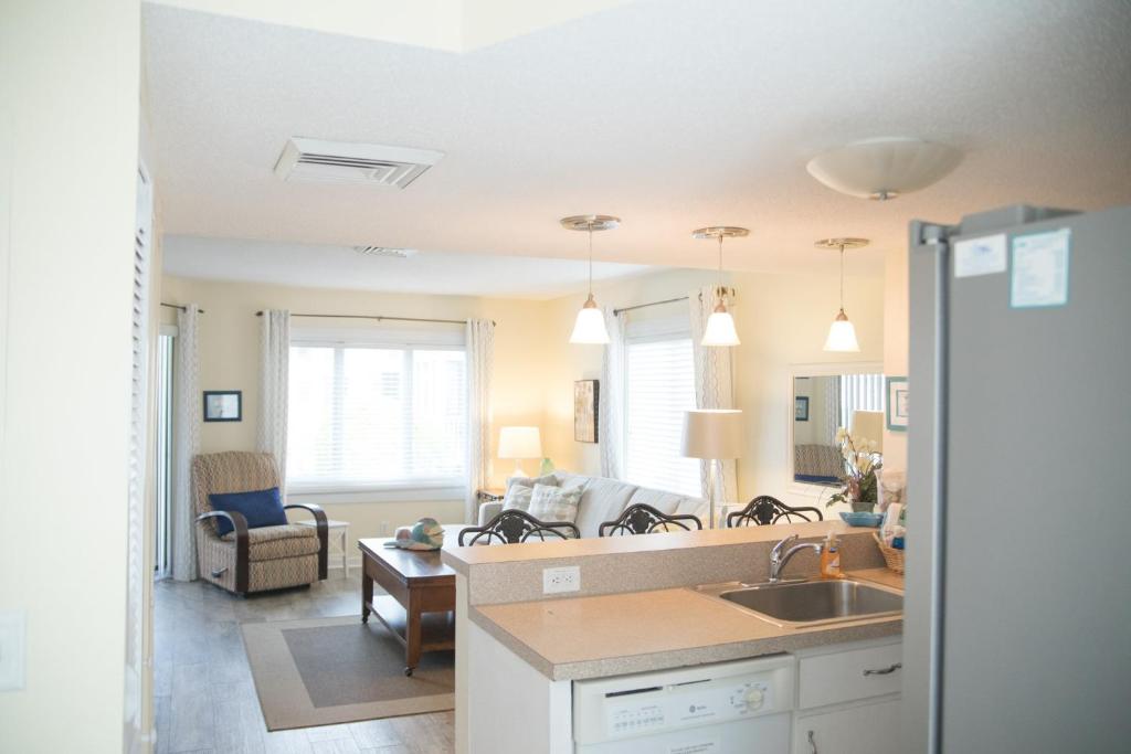 Port O' Call D101 - Beach & Pool Lovers Dream! 1st Floor!, Isle of Palms