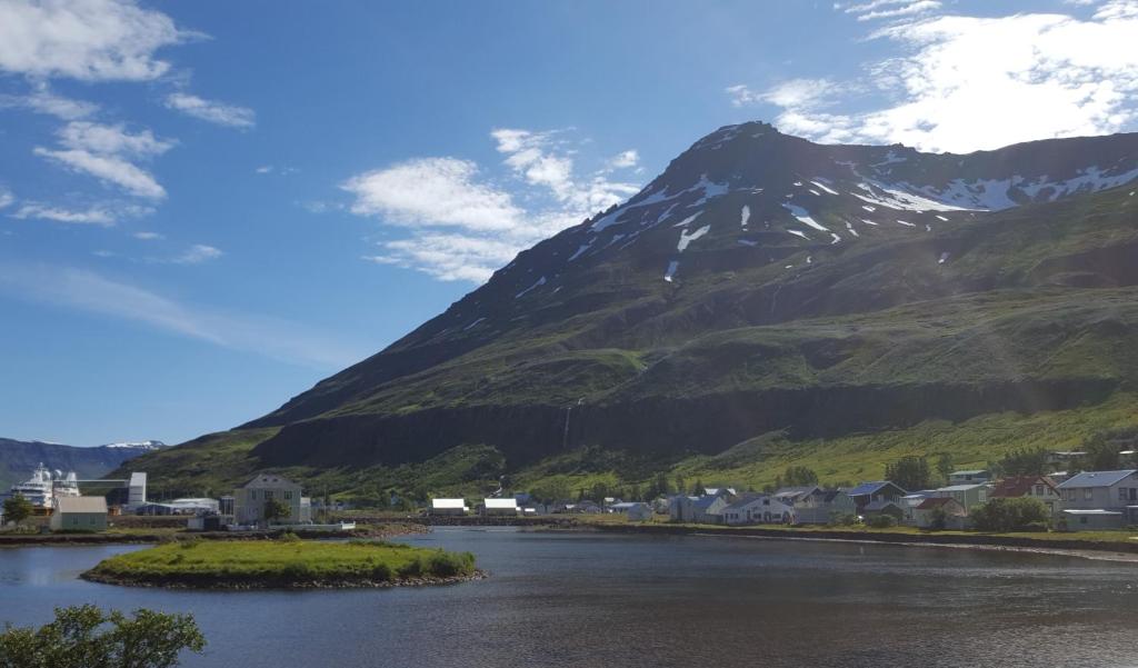 Við Lónið Guesthouse