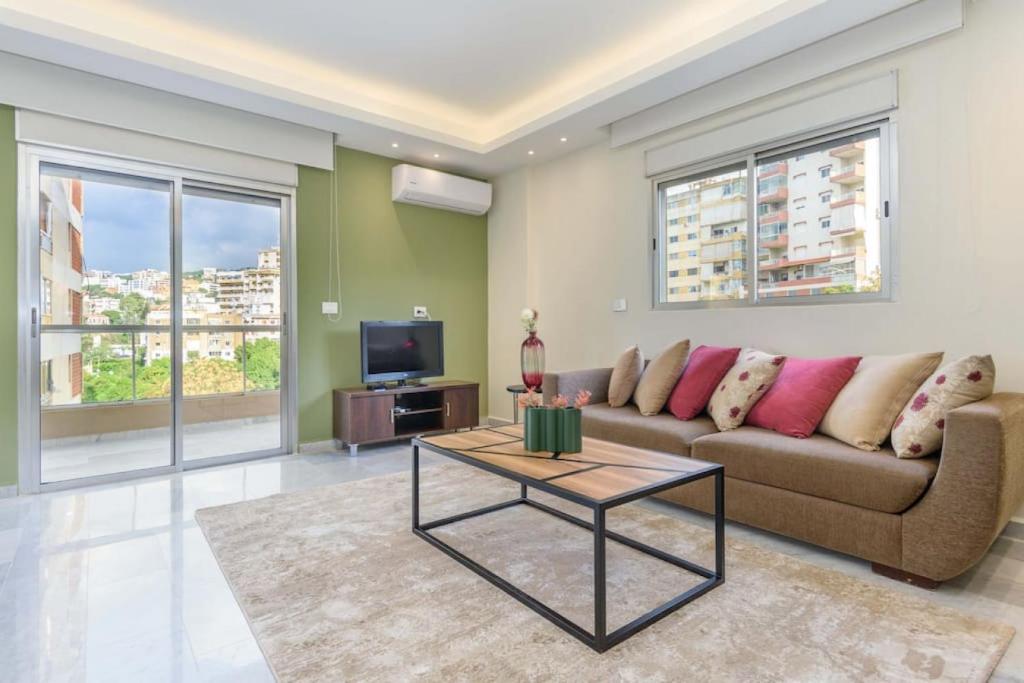 Kali - Charming 2-BR Apt & Balcony in Antelias, Anţilyās