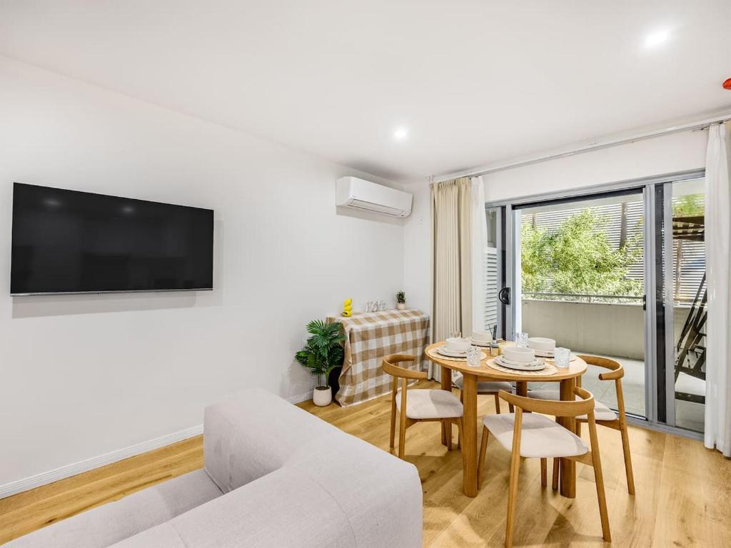 1 Min Walk to Mall Modern Apt with Balcony and Pool, Brisbane
