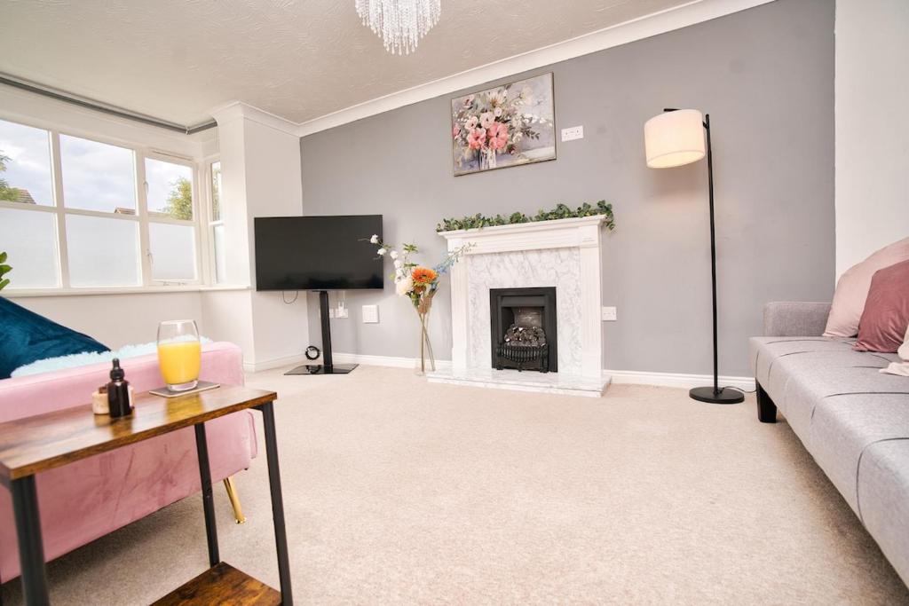 Four bed detached, off-street parking in Monkston, Woolstone