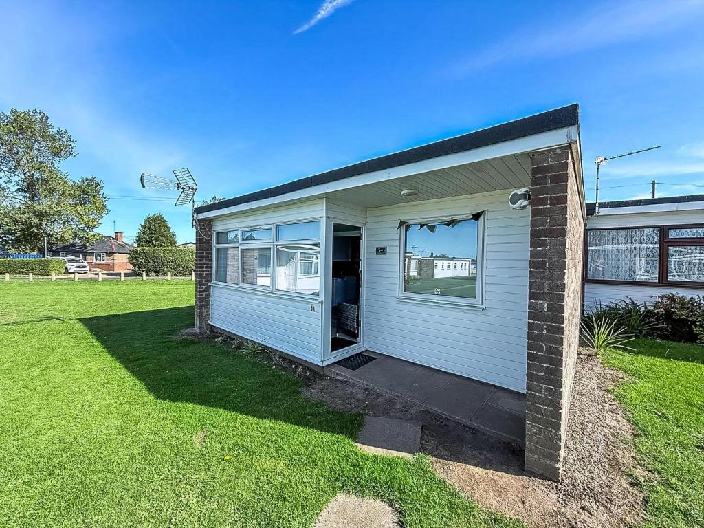 Beautiful Chalet In The Seaside Village Of Scratby, Norfolk Ref 51054S, Great Yarmouth