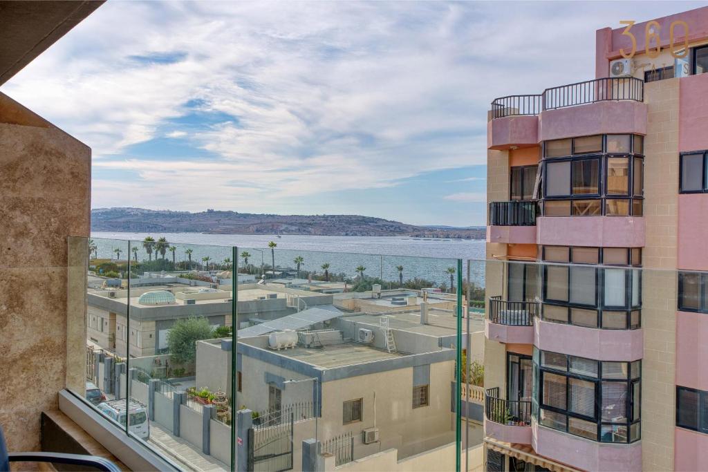 A beautiful 3BR home, opposite beach with WIFI & AC by 360 Estates, St Paul's Bay