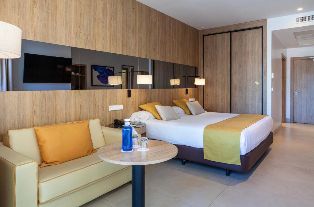Hotel Gold Arcos 4 Sup - Modern Luxury Experience — Hotel rooms in Benidorm, Valencian Community