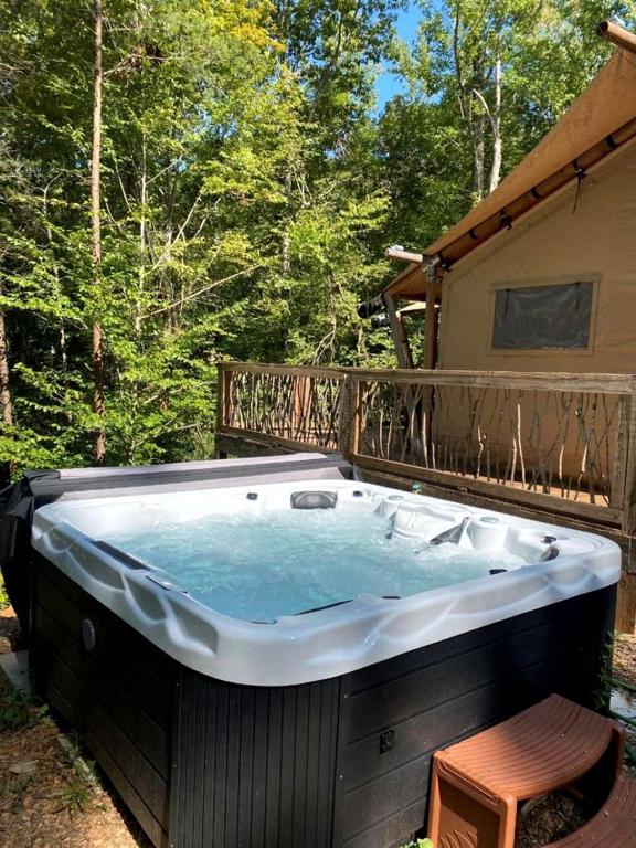 Spacious Safari Tent Surrounded by Nature for a Peaceful Family Escape in Trenton, Georgia, New England