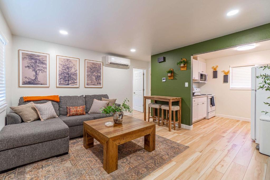 Emerald Escape - UNR & Pet Friendly, Reno