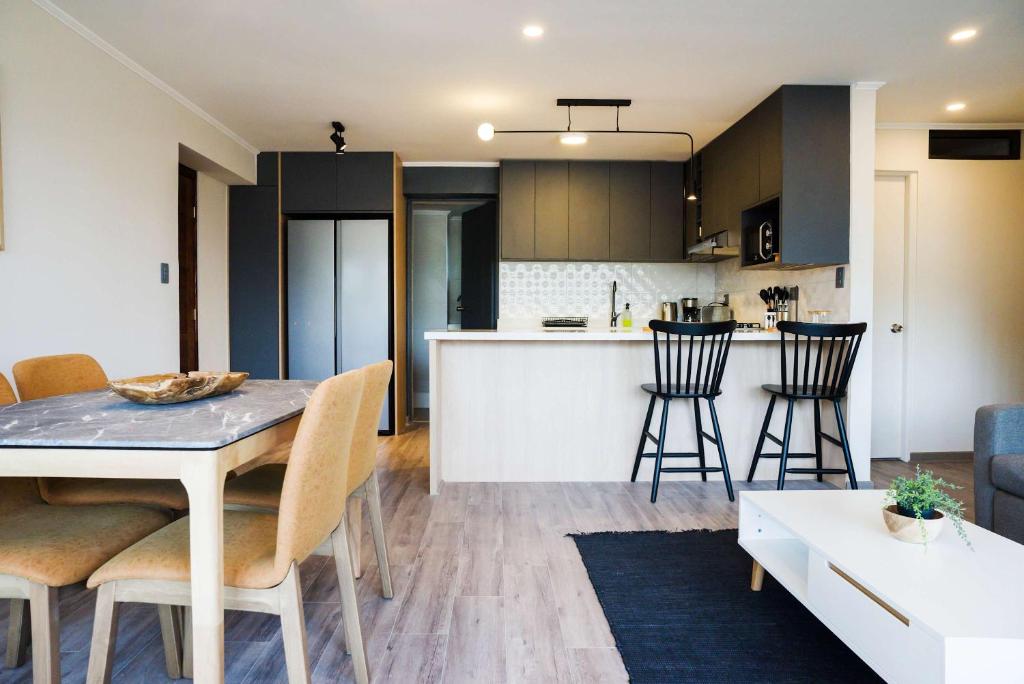 Chic 2BR Retreat in Vitacura Perfect for 5 Steps from Everything - 3