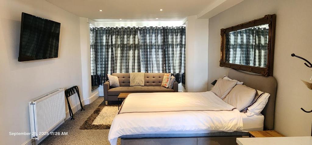 Lovely Commodious, Private Charming Studio, En Suite, Hillsborough