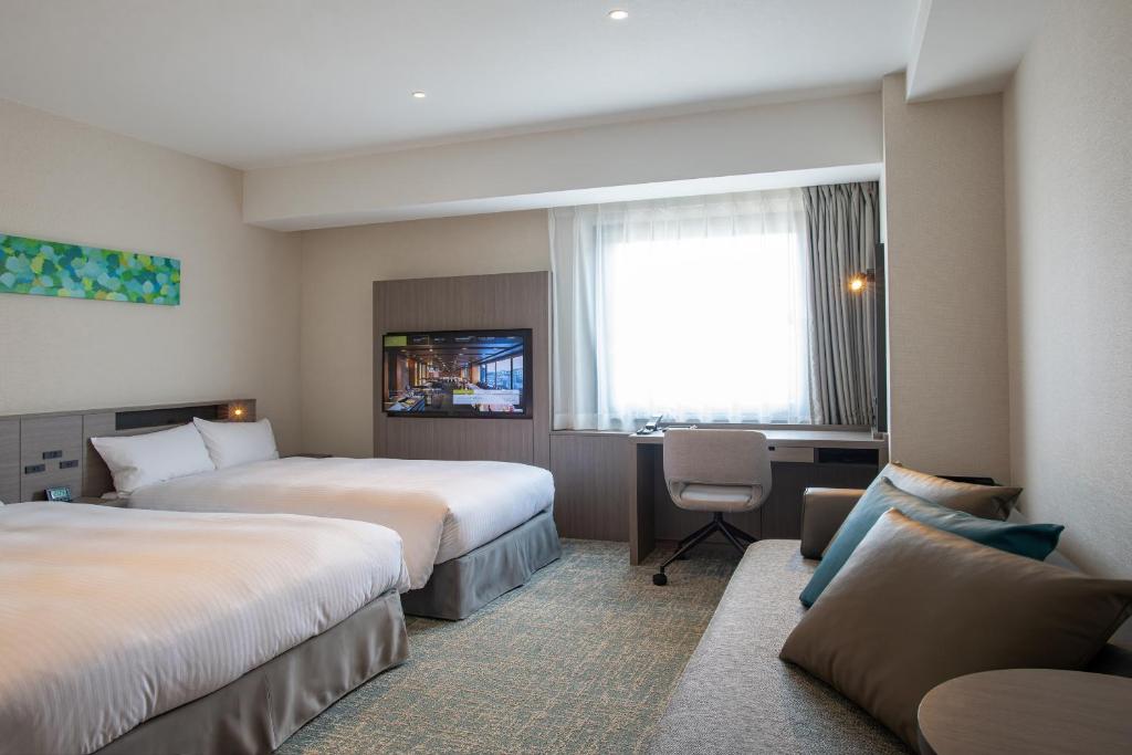 호텔 에미시아 도쿄 다치가와의 넓은 로비나 편의점 연결부