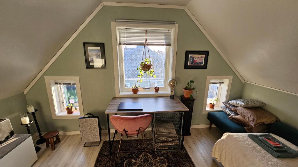 Large room, unique loftspartment, balcony, free parking, Ålesund