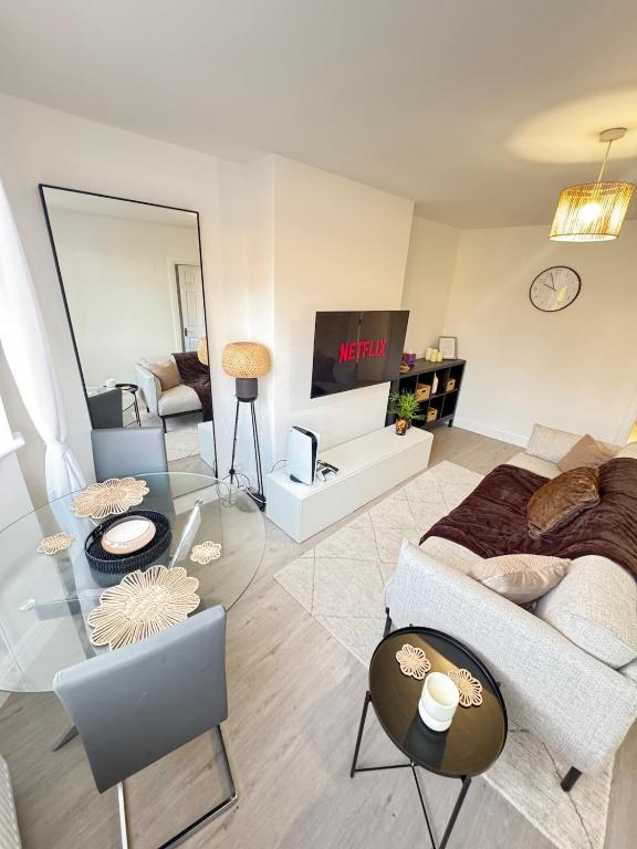 Twos Company, Brookmans Park