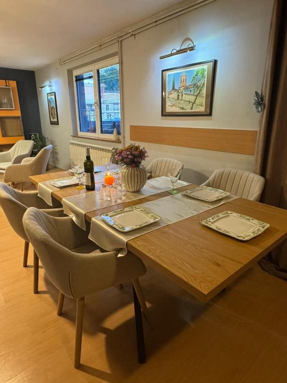 Prostran moderan apartman110 kvadrata u centru- 2 spavaće sobe, parking u dvoristu - 5