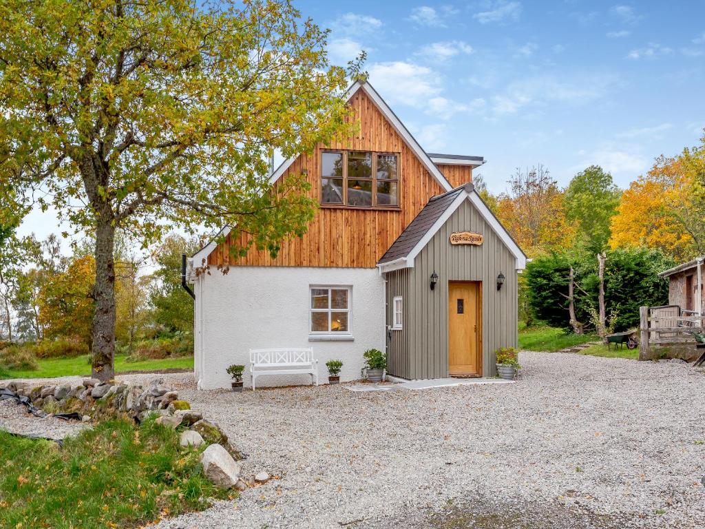 Tigh-Na-Sgoile, Belladrum