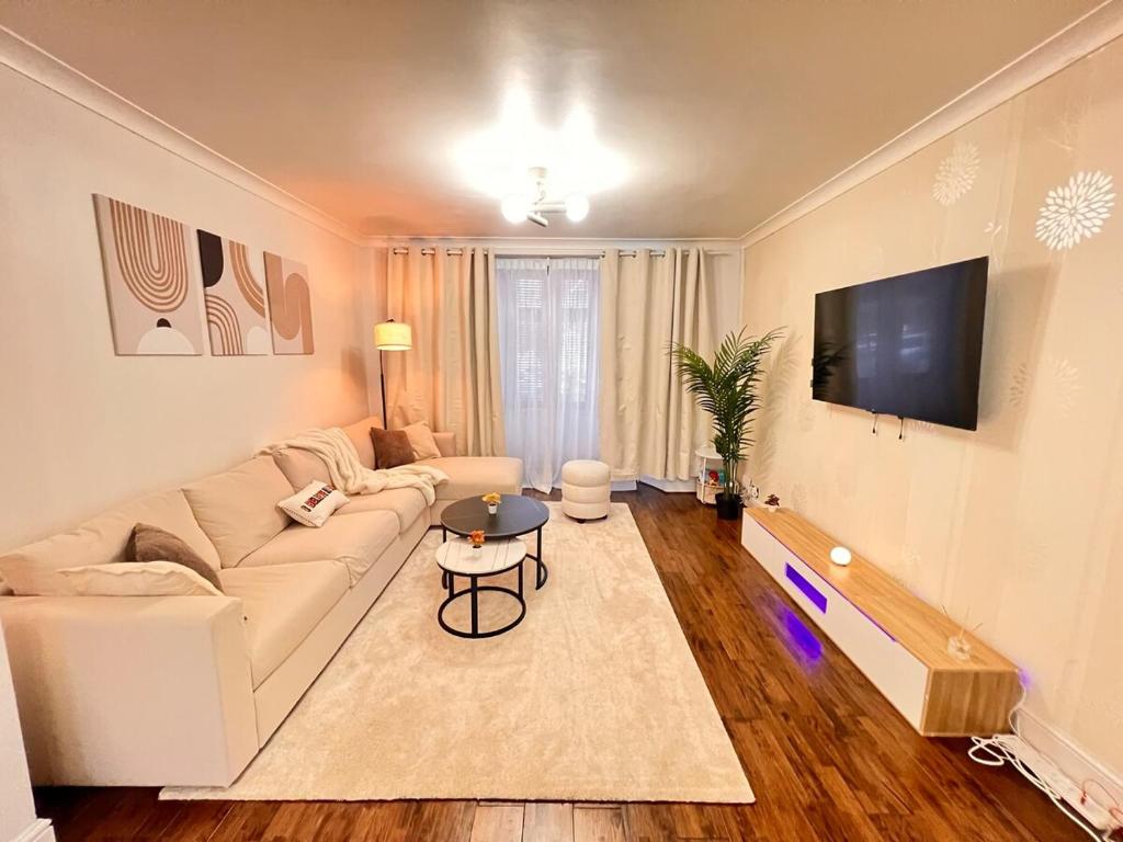 Spacious 4-Bed Home with Big Backyard & Free Driveway Parking, Barking