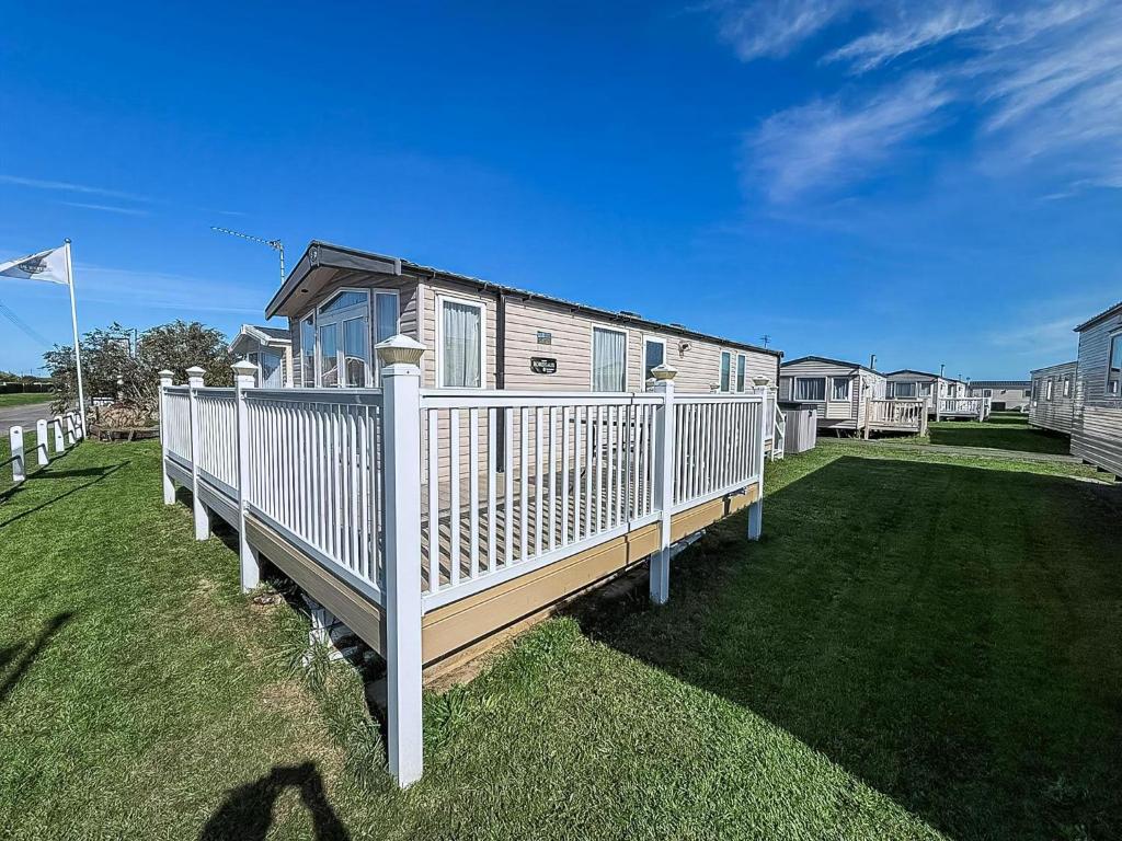Lovely 8 Berth Caravan With Large Decking Area In Caister, Norfolk Ref 65055Eb, Caister-on-Sea