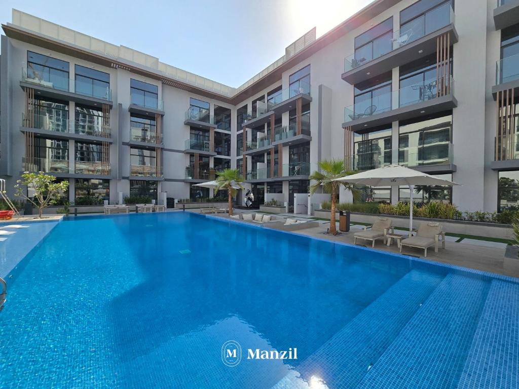 Modern 2BR Apartment in JVC with Pool and Gym near Circle Mall, Dubaj