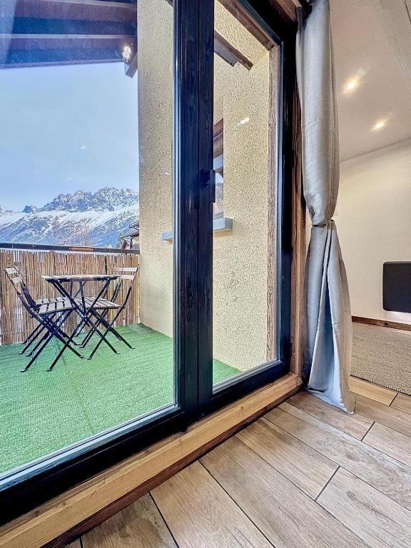 Modern 2BR Apt with Mountain Views & Private Parking - 3
