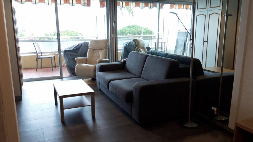 Studio vue mer, balcon face port de Garavan, plage et gare à pied - 4