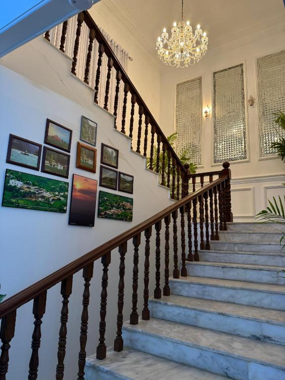 Facilities, White House Karachi in Karachi